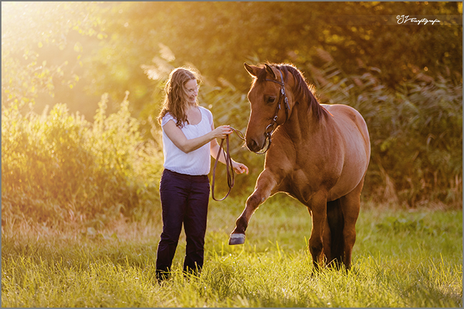 Michaela und ihr 10-jähriger Quarter Horse Wallach 'Honey' im warmen Oktoberlicht