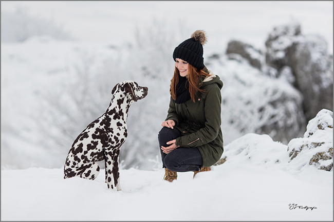 Anke und ihre Dalmatinerhündin 'Happy' auf dem Walberla im Schnee