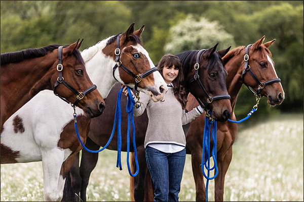 Sophie Schonauer und ihre vier Quarter Horse Stuten im Portrait
