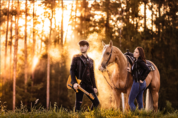 Chrissi, Tom und der sieben jähriger Quarter Horse Wallach Shiners Hot Chic im goldenen Licht des Sonnenaufgangs