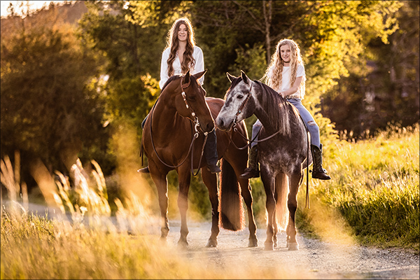 Pferdemädchen mit Quarter Horses im Sonnenuntergang in Nümbrecht im Bergischen Land