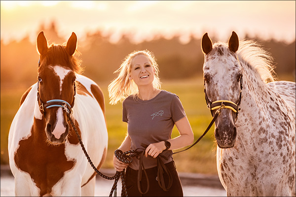 Pferdeshooting mit Eva und ihren beiden Pferden, dem 7-jährigen Appaloosa Paint Mix Luki und ihrer 22-jährigen Appaloosa Stute Vaya im Sonnenuntergang in Lauf an der Pegnitz