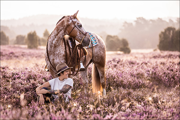 Pferdeshooting mit Gesche und ihrem 10-jährigen Appaloosa Wallach Kid stehend in der Heideblüte in der Lüneburger Heide im Sonnenaufgang
